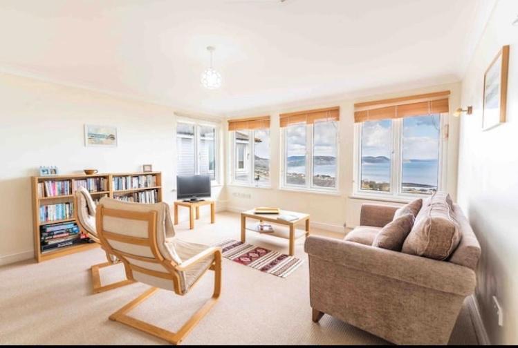 Fantastic Spacious House With Beautiful Panoramic Views Of The Bay Only A Few Minutes Walk From Beach Harbour And Restaurants This House Has 3 Bedrooms 3 Bathrooms And 2 Lovely Sitting Rooms Лайм-Реджис Екстер'єр фото