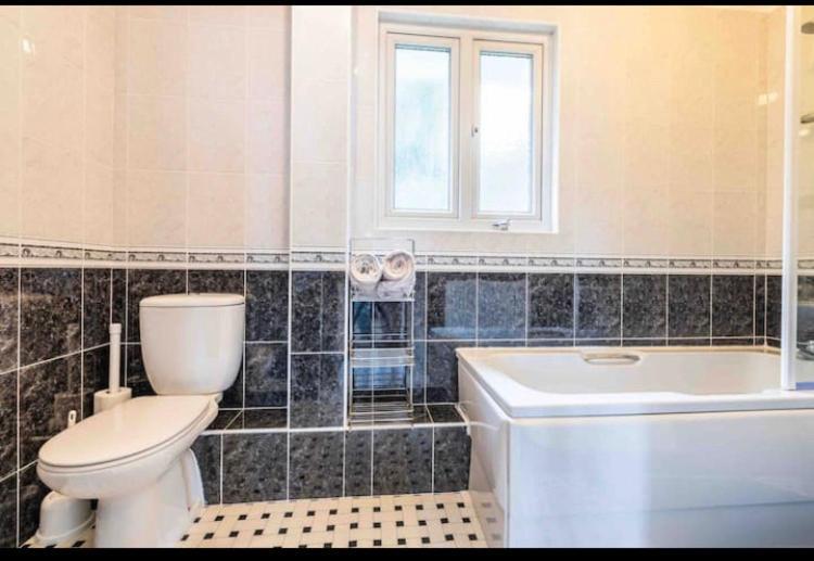 Fantastic Spacious House With Beautiful Panoramic Views Of The Bay Only A Few Minutes Walk From Beach Harbour And Restaurants This House Has 3 Bedrooms 3 Bathrooms And 2 Lovely Sitting Rooms Лайм-Реджис Екстер'єр фото
