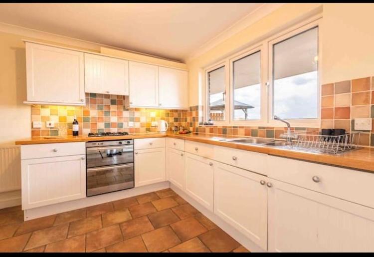 Fantastic Spacious House With Beautiful Panoramic Views Of The Bay Only A Few Minutes Walk From Beach Harbour And Restaurants This House Has 3 Bedrooms 3 Bathrooms And 2 Lovely Sitting Rooms Лайм-Реджис Екстер'єр фото
