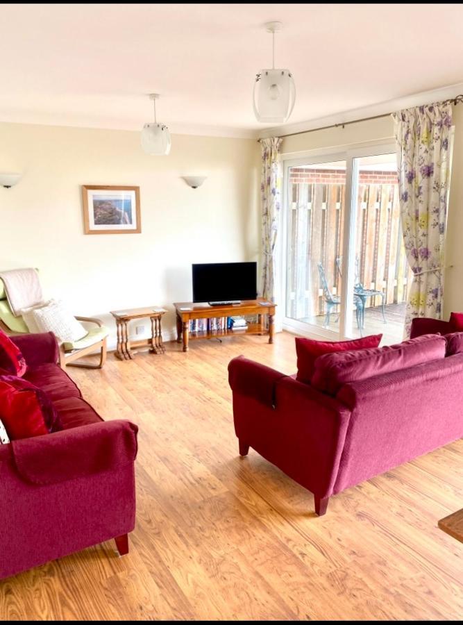 Fantastic Spacious House With Beautiful Panoramic Views Of The Bay Only A Few Minutes Walk From Beach Harbour And Restaurants This House Has 3 Bedrooms 3 Bathrooms And 2 Lovely Sitting Rooms Лайм-Реджис Екстер'єр фото