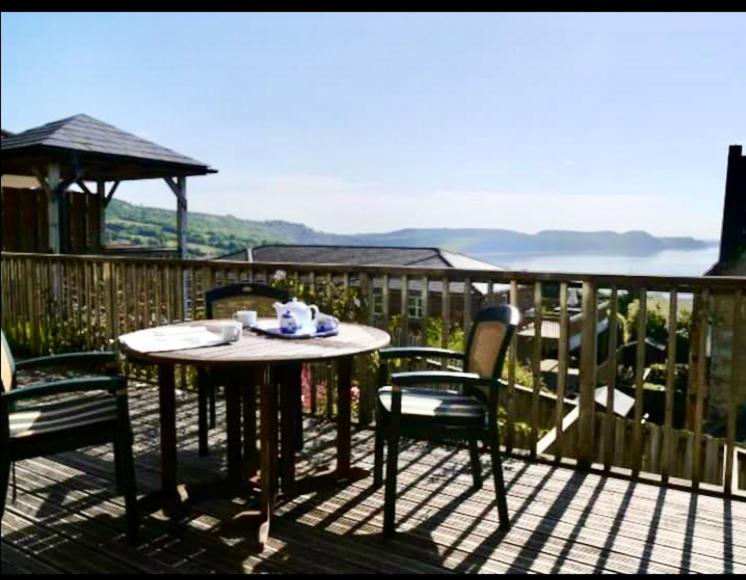 Fantastic Spacious House With Beautiful Panoramic Views Of The Bay Only A Few Minutes Walk From Beach Harbour And Restaurants This House Has 3 Bedrooms 3 Bathrooms And 2 Lovely Sitting Rooms Лайм-Реджис Екстер'єр фото