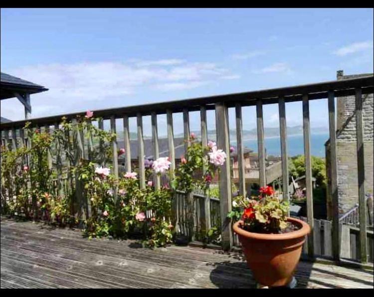Fantastic Spacious House With Beautiful Panoramic Views Of The Bay Only A Few Minutes Walk From Beach Harbour And Restaurants This House Has 3 Bedrooms 3 Bathrooms And 2 Lovely Sitting Rooms Лайм-Реджис Екстер'єр фото